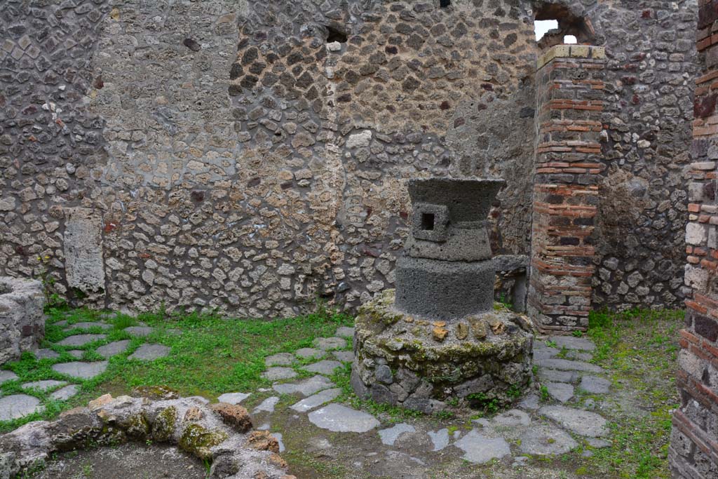 IX.5.4 Pompeii. March 2017. Room b, looking east towards mill and base in south-east corner.
Foto Christian Beck, ERC Grant 681269 DÉCOR.
