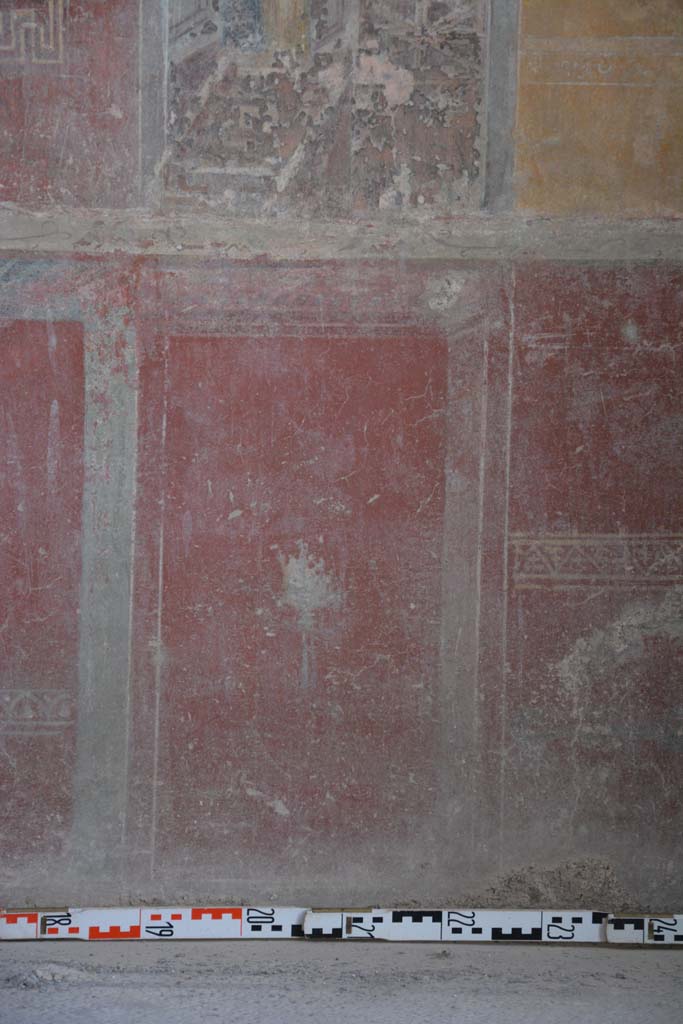 IX.5.6 Pompeii. May 2017. 
Room i, zoccolo below dividing panel on west wall at north end.
Foto Christian Beck, ERC Grant 681269 DCOR.
