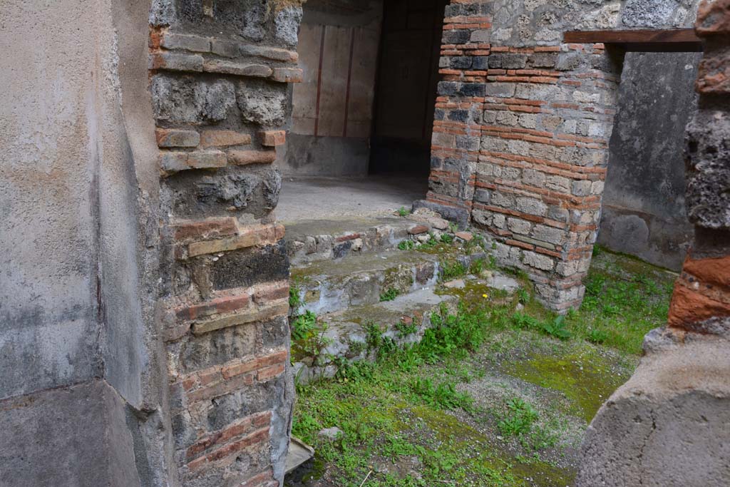 IX.5.6 Pompeii. March 2017. Room n, steps at north end leading up to room l (L).
Foto Christian Beck, ERC Grant 681269 DCOR.

