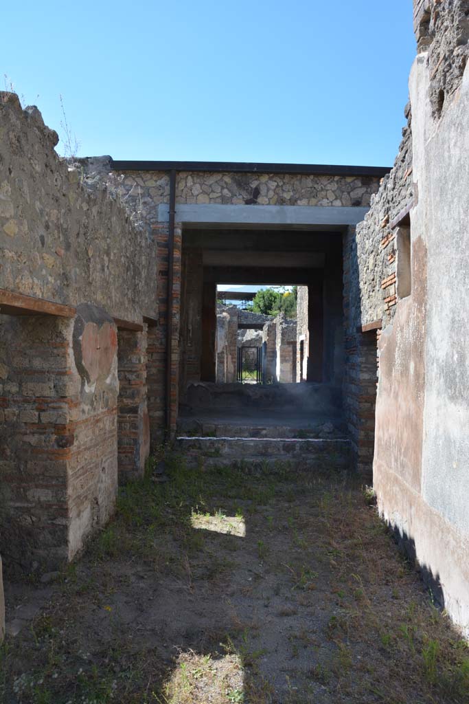 IX.5.6 Pompeii. May 2017. 
Room n, looking north towards steps to room l (L), and through tablinum towards entrance doorway.  
Foto Christian Beck, ERC Grant 681269 DCOR.
