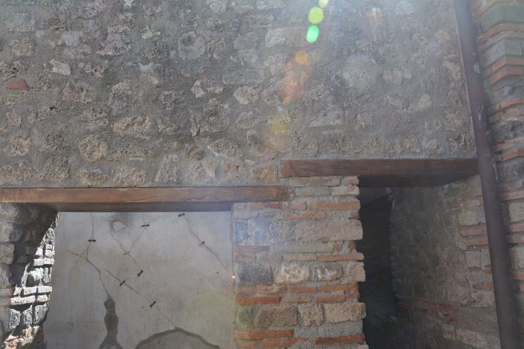 IX.5.6 Pompeii. May 2017. Room n, west side, above doorways to rooms v and m.  
Foto Christian Beck, ERC Grant 681269 DCOR.
