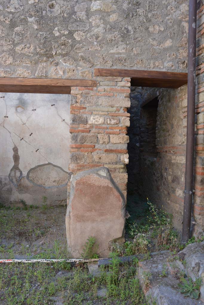 IX.5.6 Pompeii. May 2017. Room n, west side at north end, wall division between rooms v and m.
Foto Christian Beck, ERC Grant 681269 DCOR.
