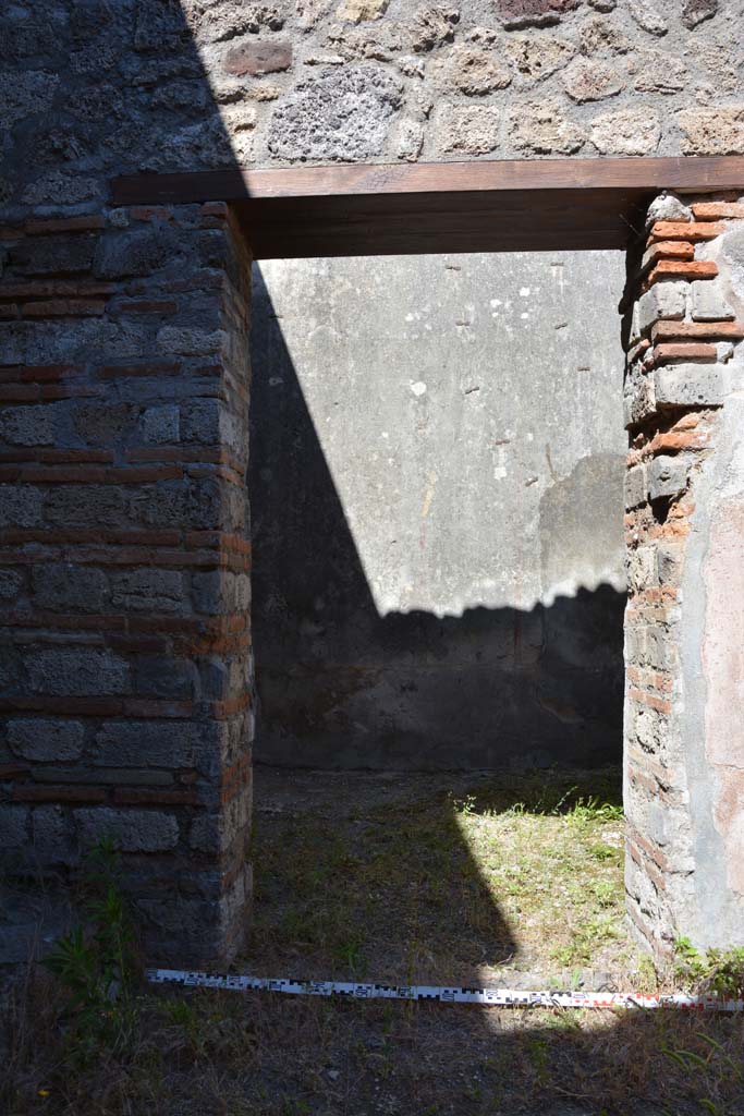 IX.5.6 Pompeii. May 2017. Room n, east side, doorway to room o.
Foto Christian Beck, ERC Grant 681269 DCOR.
