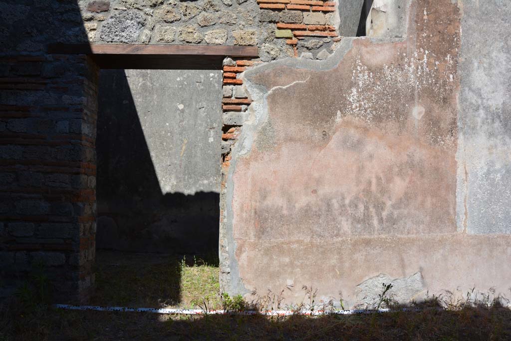IX.5.6 Pompeii. May 2017. Room n, east side, wall on south side of doorway to room o.
Foto Christian Beck, ERC Grant 681269 DCOR.

