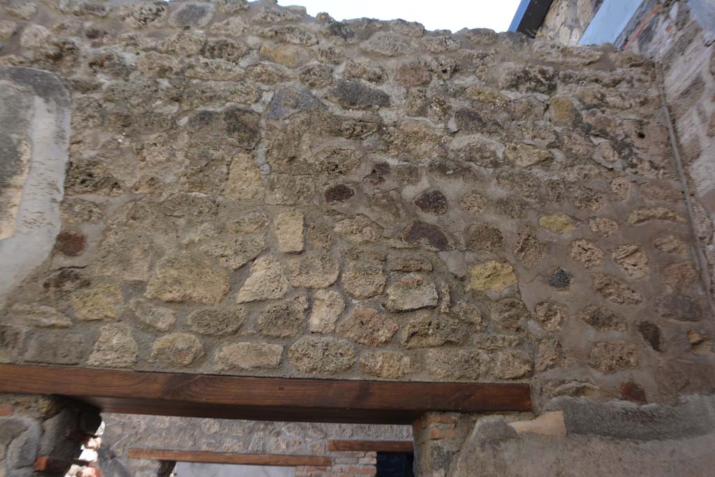 IX.5.6 Pompeii. May 2017. Room o, upper west wall above doorway. 
Foto Christian Beck, ERC Grant 681269 DCOR.

