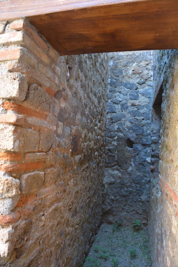IX.5.6 Pompeii. May 2017. Room v, looking through doorway towards south wall.
Foto Christian Beck, ERC Grant 681269 DCOR.
