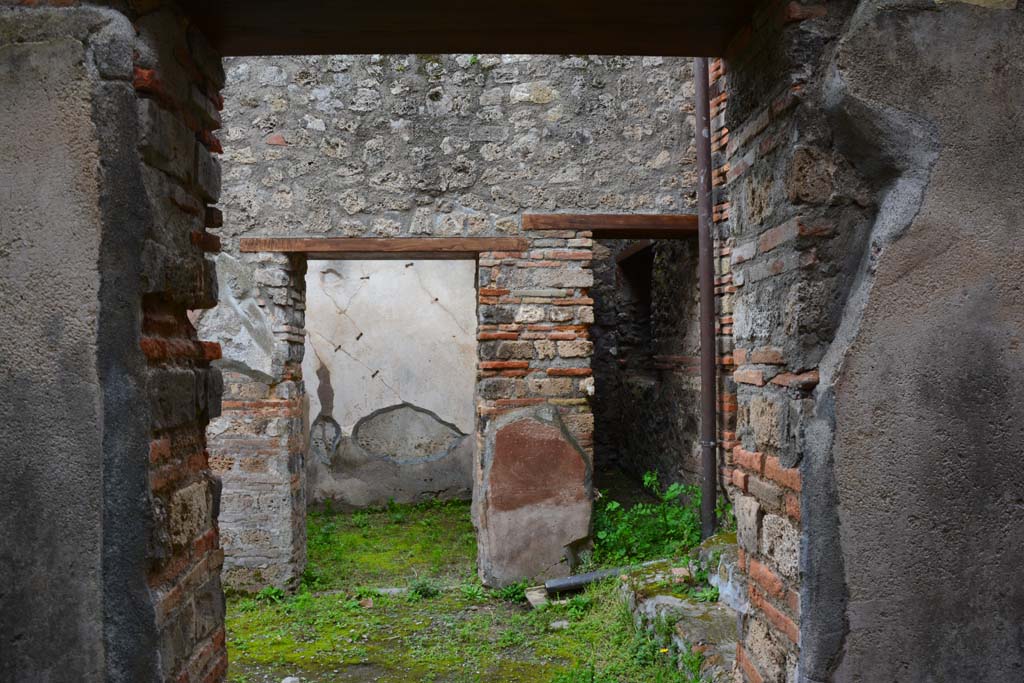 IX.5.6 Pompeii. March 2017. Doorway to room r, centre left, and room v, centre right, looking west across room n.
Foto Christian Beck, ERC Grant 681269 DCOR.

