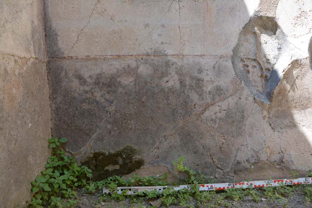 IX.5.6 Pompeii. May 2017. Room r, lower west wall in south-west corner.
Foto Christian Beck, ERC Grant 681269 DCOR.
