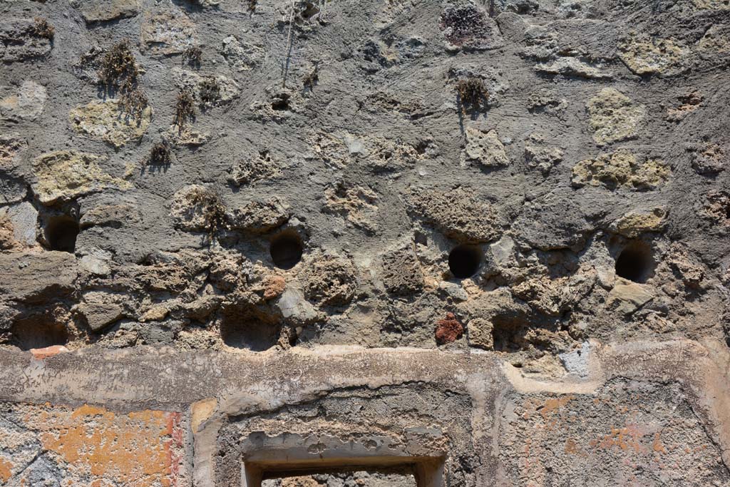 IX.5.6 Pompeii. May 2017. Room s, detail of upper north wall and two rows of holes for support beams for an upper floor.
Foto Christian Beck, ERC Grant 681269 DCOR.
