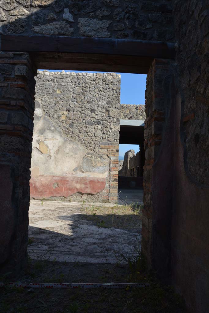 IX.5.6 Pompeii. May 2017. Room f, doorway in south wall into east ala e. 
Foto Christian Beck, ERC Grant 681269 DCOR.
