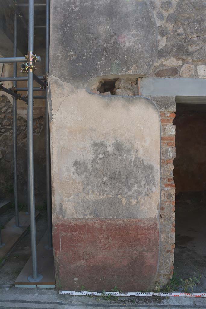 IX.5.6 Pompeii. May 2017. Area c’, pilaster on south side of doorway to room h.
Foto Christian Beck, ERC Grant 681269 DÉCOR.
