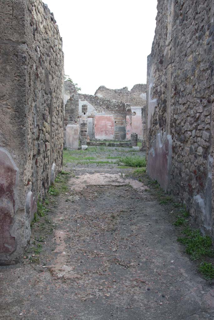 IX.5.9 Pompeii. September 2017. Looking south along entrance corridor to atrium.
Photo courtesy of Klaus Heese.
