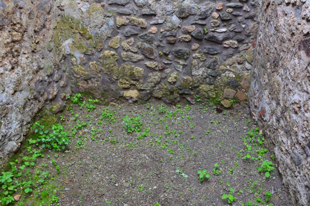 IX.5.11 Pompeii. March 2017. Room q, looking west across flooring.
Foto Christian Beck, ERC Grant 681269 DÉCOR.
