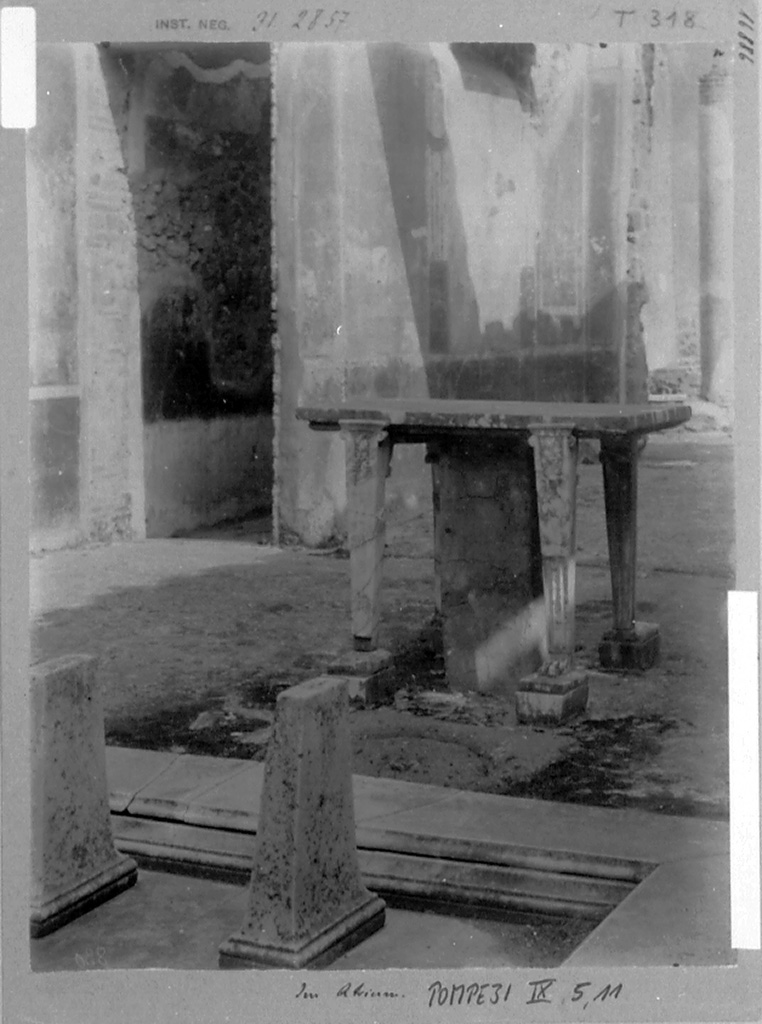 X.5.11 Pompeii. 1931. Room b, marble table or cartibulum behind impluvium in atrium.
At the rear on the left, is the corridor and the east wall of tablinum.
DAIR 31.2857. Photo © Deutsches Archäologisches Institut, Abteilung Rom, Arkiv. 
