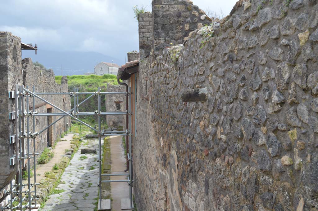 IX.5.13 Pompeii. March 2018. Looking south along roadway, with phallus above doorway.
Foto Taylor Lauritsen, ERC Grant 681269 DCOR.
