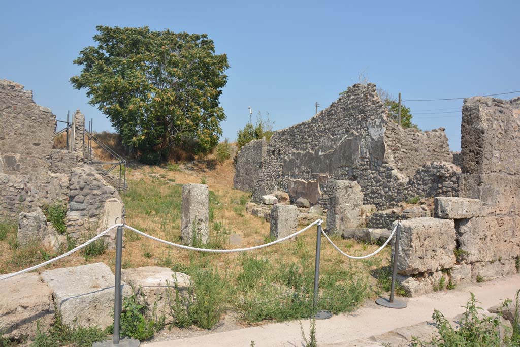 IX.6.4 Pompeii. July 2017. Looking south-east from entrance doorway.
Foto Annette Haug, ERC Grant 681269 DÉCOR.

