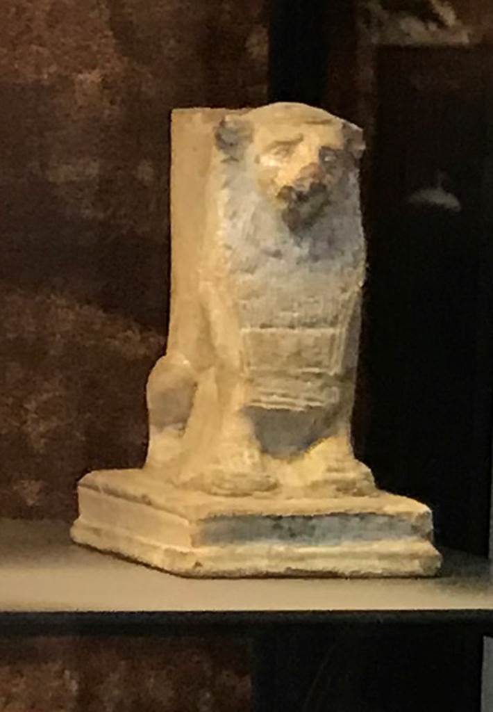 IX.6.b Pompeii. April 2019. Pot/jar/vase with statuette in the shape of a lion, found in IX.6.b.
Photo courtesy of Rick Bauer.
Now in Naples Archaeological Museum, inv. no. 113020.
Seen in Sala (room) 88, glass cabinet VII, shelf B.
See Di Gioia, E. (2006). La ceramica invetriata in area vesuviana. LErma di Bretschneider, (p.63).

