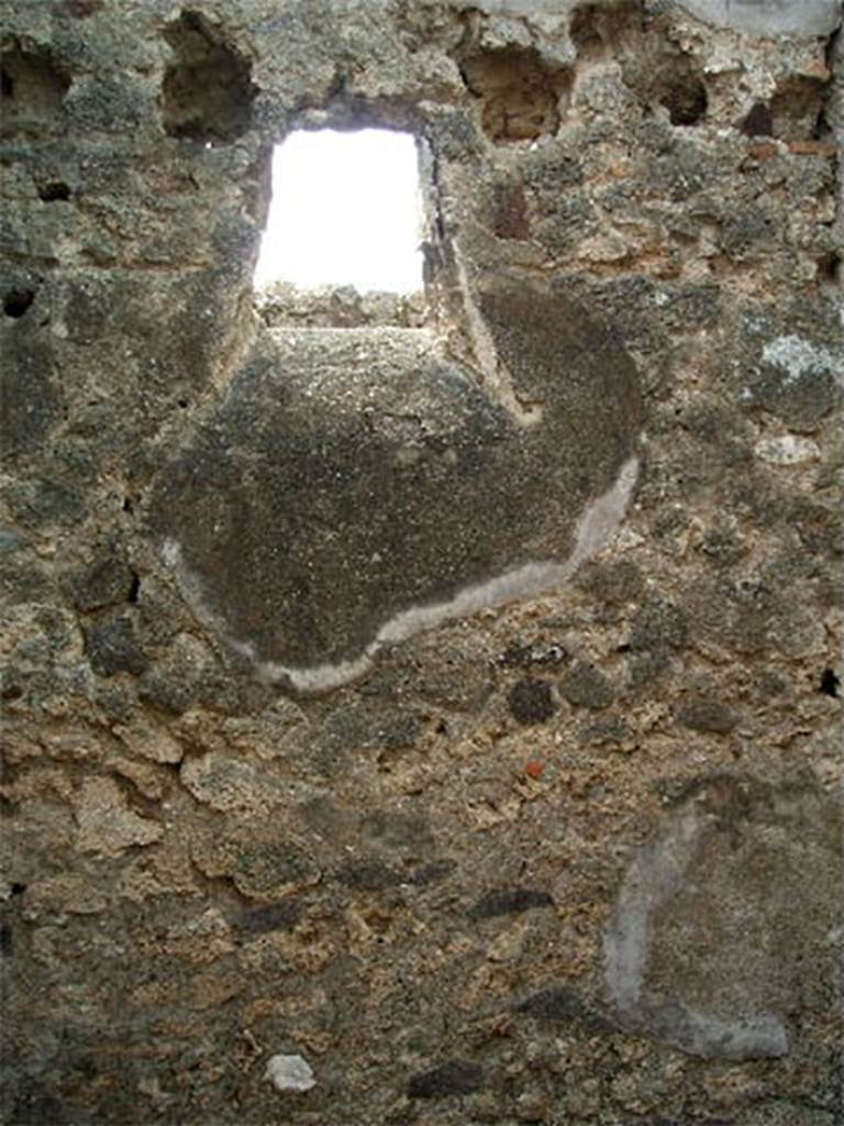 IX.6.g Pompeii. May 2005. 
West wall of triclinium k, with small window to light-yard of IX.6.d.
