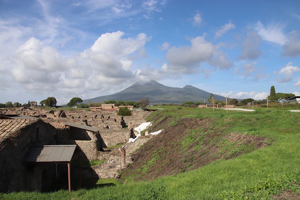 IX.7.12 Pompeii. October 2024. Looking north to Vesuvius from Casina dell’Aquila. Photo courtesy of Klaus Heese.