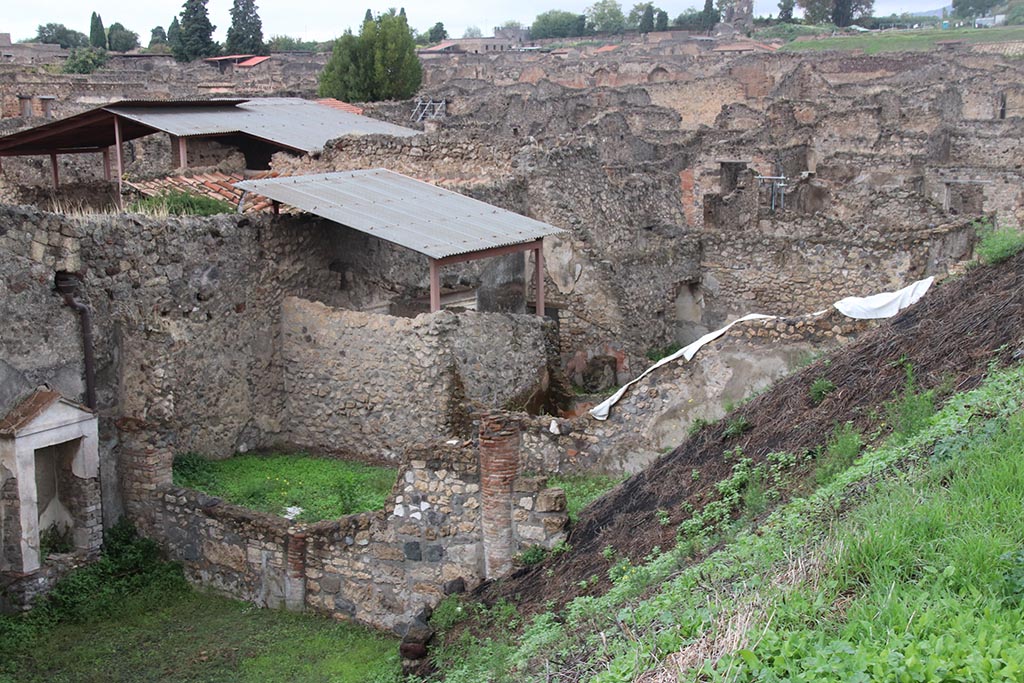 IX.7.16 (?) Pompeii, on left. October 2024. Looking north-west towards IX.7.25, on right of photo. Photo courtesy of Klaus Heese.