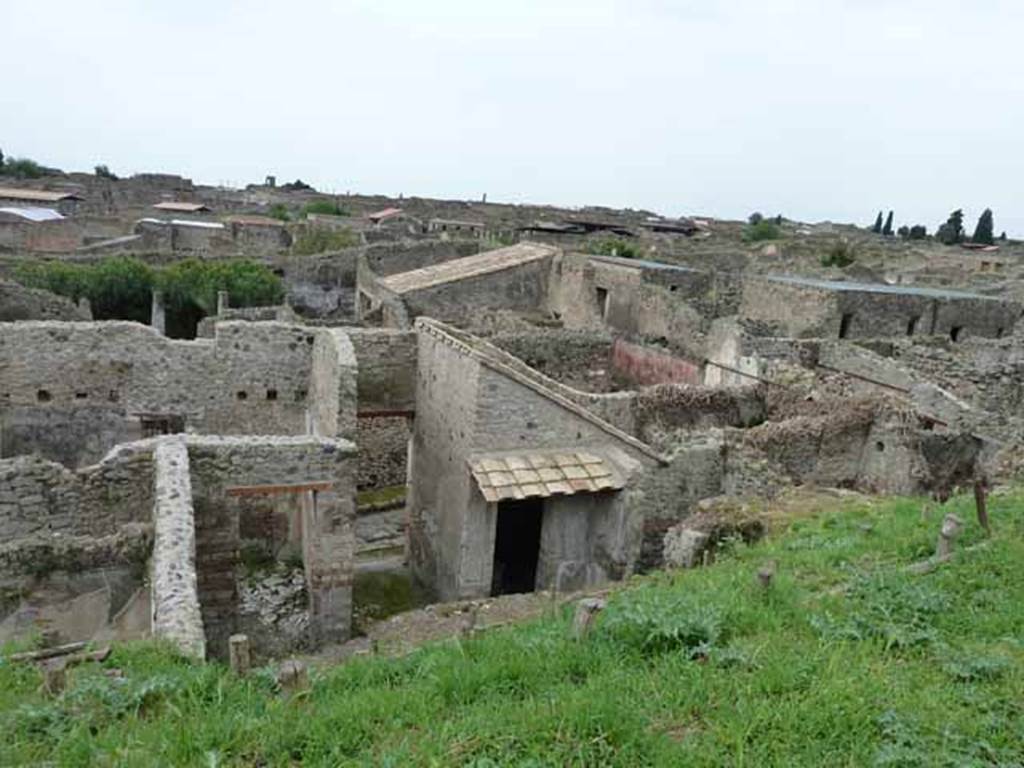 IX.7.16 Pompeii. May 2010. Looking west from Casina dell’Aquila. 
Looking towards rear of entrance between two rooms, the triclinium “c” on the left, and a cubiculum “b” on the right. 
The room 3, on the lower left of the photo, would be another cubiculum, the doorway was described as the second on the right of the atrium. 

