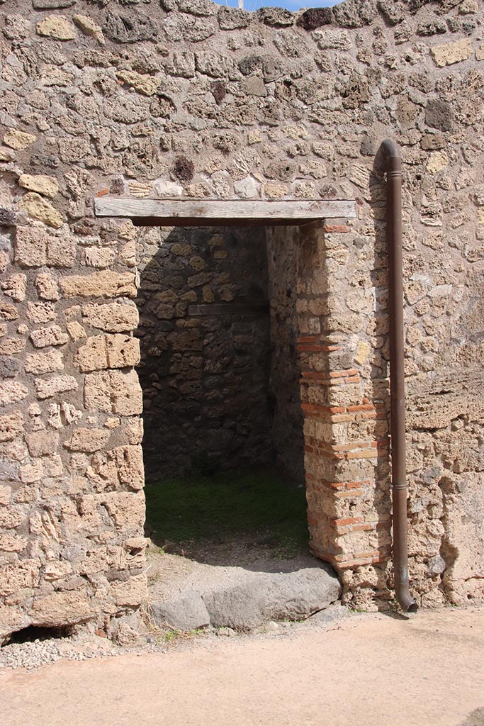 IX.7.17 Pompeii. October 2024. 
Looking east towards entrance doorway. Photo courtesy of Klaus Heese.
