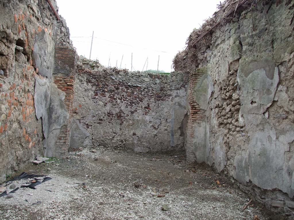 IX.7.18 Pompeii. December 2007. Looking east across shop towards rear room.
According to Eschebach, on the left would have been the stairs to the upper floor.
A doorway in the rear room would have led into the atrium of IX.7.19. 
See Eschebach, L., 1993. Gebäudeverzeichnis und Stadtplan der antiken Stadt Pompeji. Köln: Böhlau. (p.434)
