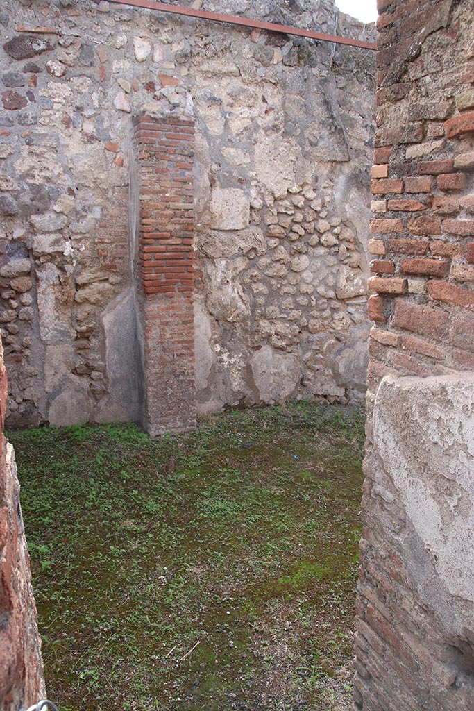 IX.7.19 Pompeii. October 2024. 
Room e, looking south-west through doorway towards south wall of rear room of IX.7.18.
Photo courtesy of Klaus Heese.
