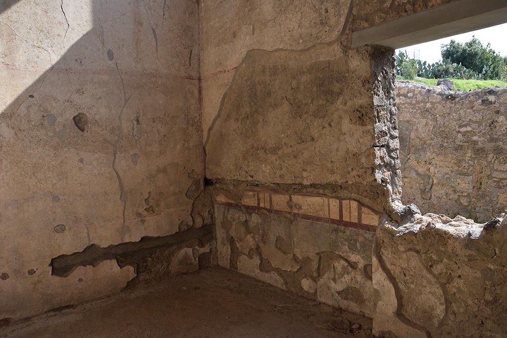 IX.7.20 Pompeii. October 2017. 
Room “s”, triclinium, looking towards south-east corner with bed recess, and with window in south wall overlooking garden area “u”. 
Photo courtesy of Johannes Eber.

