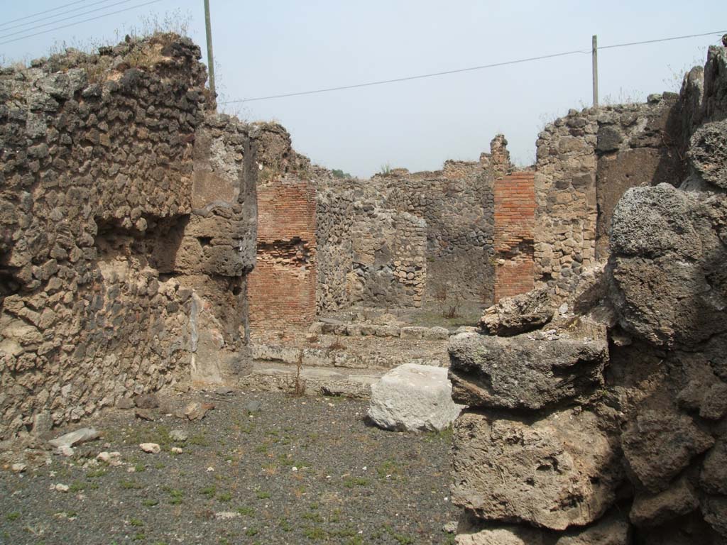 IX.7.23 Pompeii. May 2005. Looking north across caupona, from rear room.