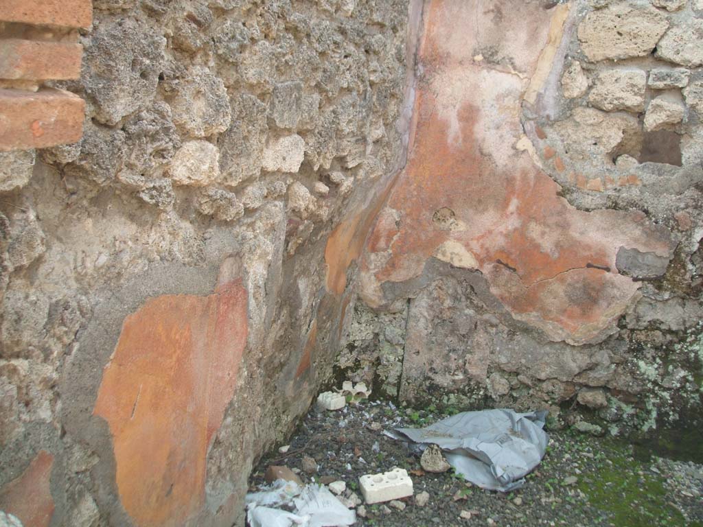 IX.7.25 Pompeii. May 2005. South-east corner of cubiculum “m”, on west side of tablinum, with recess in east wall.
Originally the east wall was seen with a simple decoration of the Fourth Style with a narrow central panel on a red background, and with yellow side panels.
