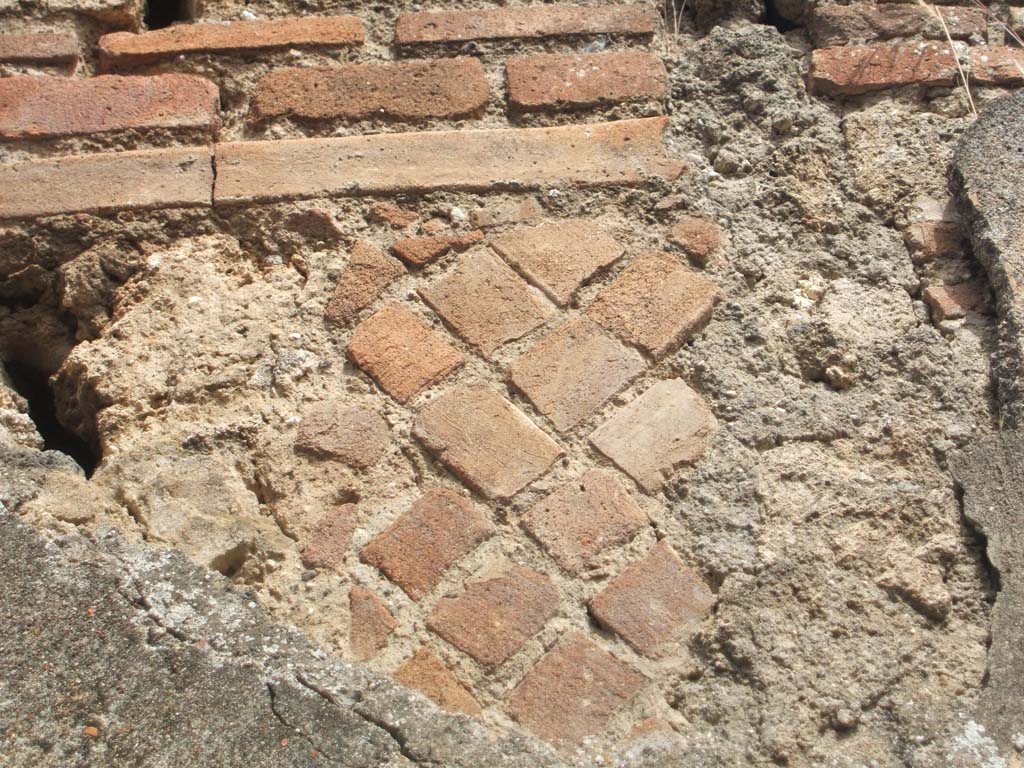 IX.7.25 Pompeii. May 2005. Room “l” (L), detail of atrium/ala wall.