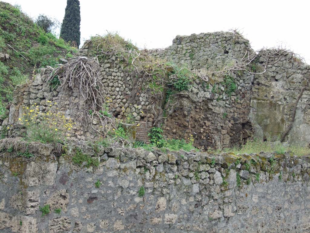 IX.10.1 Pompeii. May 2010. Looking south-west across room 4 and oven 7a in bakery room 7 on the west of the entrance.