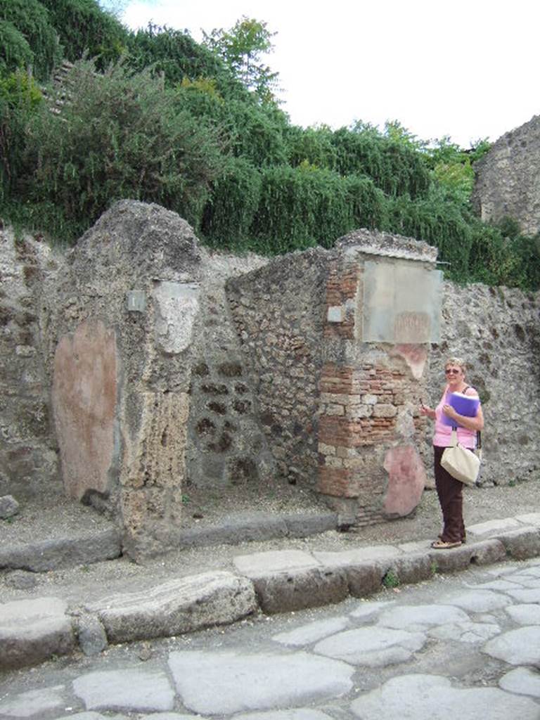 IX.11.7 Pompeii. May 2006. Graffiti on both sides of doorway.