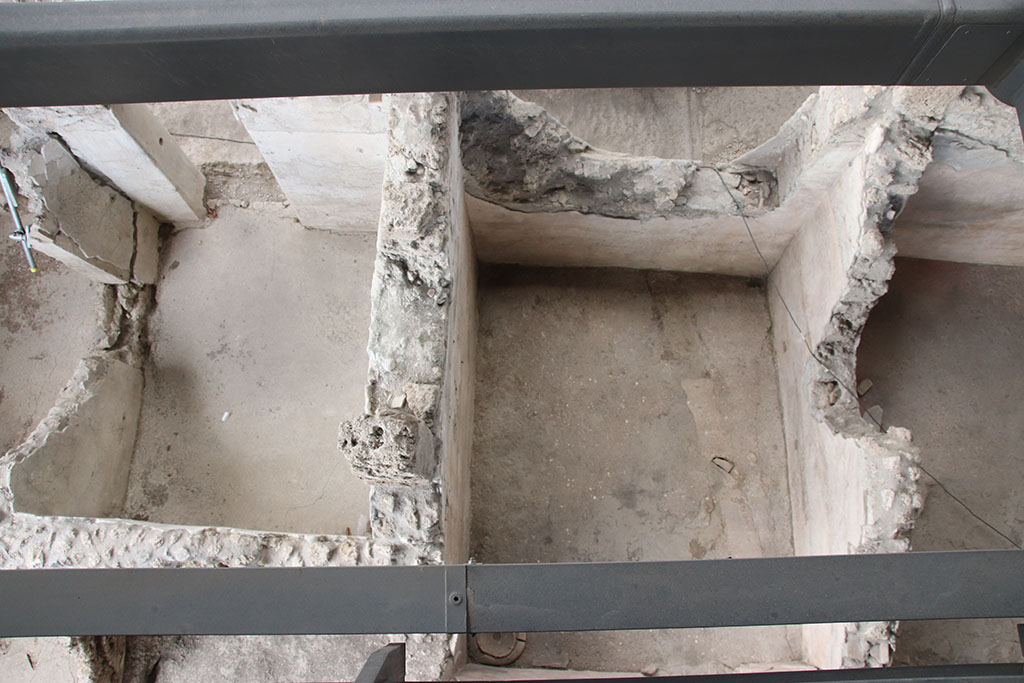 IX.12.4 Pompeii. October 2024. 
Looking down onto room “d/d1” on left, room “e” in centre, and room “f” on right. Photo courtesy of Klaus Heese.
