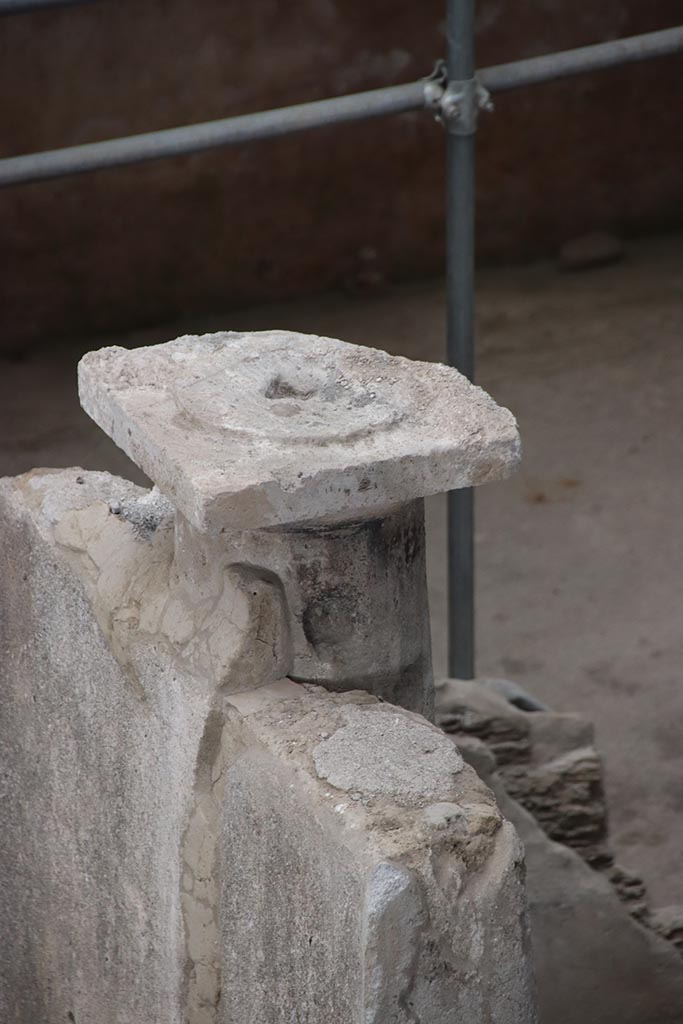 IX.12.4 Pompeii. October 2024. 
Small courtyard “m”/ room “q”, column in dividing wall. Photo courtesy of Klaus Heese.
