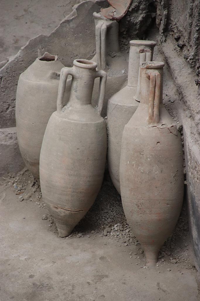 IX.12.4 Pompeii. October 2024. 
Room “q”, amphorae in north-east corner. Photo courtesy of Klaus Heese.
