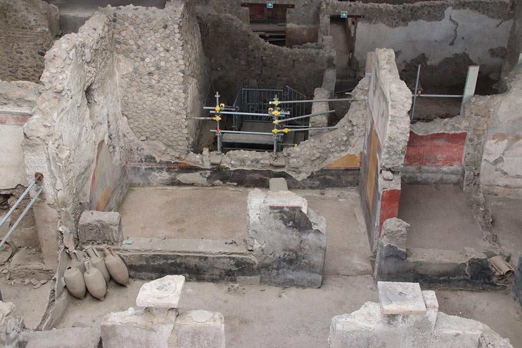 IX.12.4 Pompeii. October 2024.
Looking east towards room “o”, on left, and room “l(L)” with red painted walls, on right. Photo courtesy of Klaus Heese.
