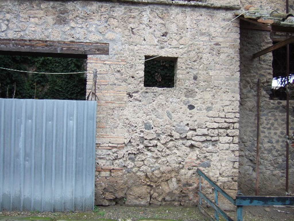 IX.12.5 Pompeii. December 2005. Shop “i” entrance and window in wall.
