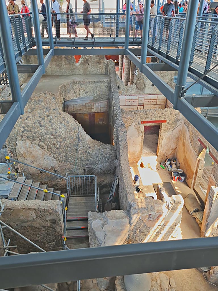 IX.12.6 Pompeii. June 2024. 
Looking west from above bakery “f”, towards rooms “i” and “l(L)”, with stairs descending into room “g”. 
On the right is room “h”.  Photo courtesy of Giuseppe Ciaramella.

