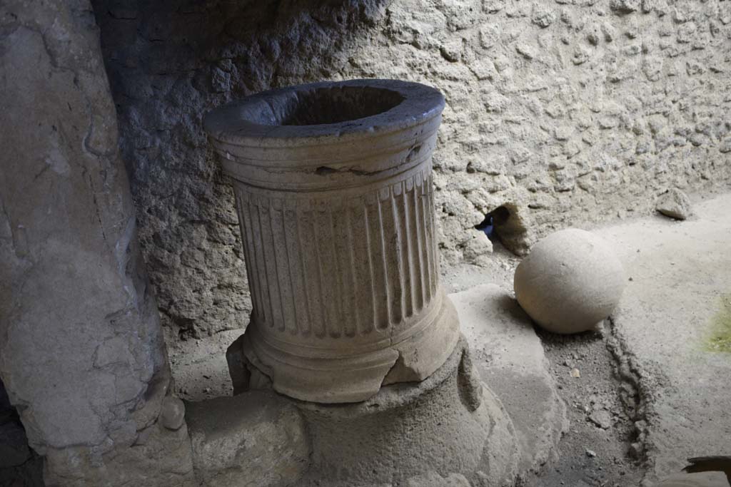 IX.12.6 Pompeii. February 2017. Room “o”, marble puteal covering the well. Photo courtesy of Johannes Eber.