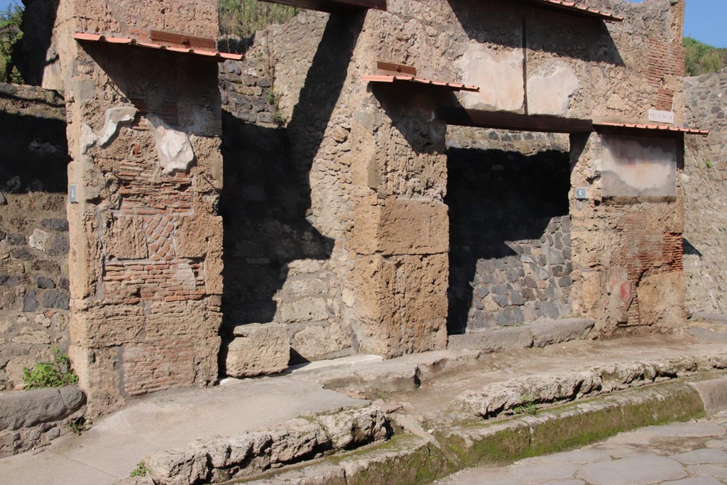 IX.13.5, Pompeii, centre right. December 2018. 
Looking towards entrance doorways on north side of Via dell’Abbondanza. Photo courtesy of Aude Durand.

