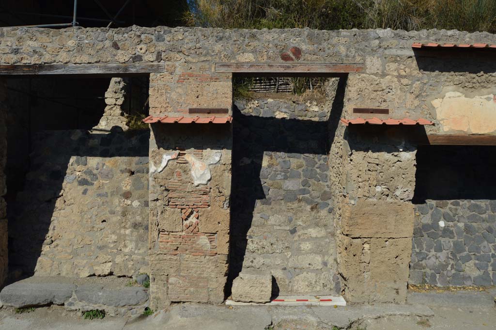 IX.13.5 Pompeii, centre right. October 2017. Detail of upper doorway.
Foto Taylor Lauritsen, ERC Grant 681269 DÉCOR.

