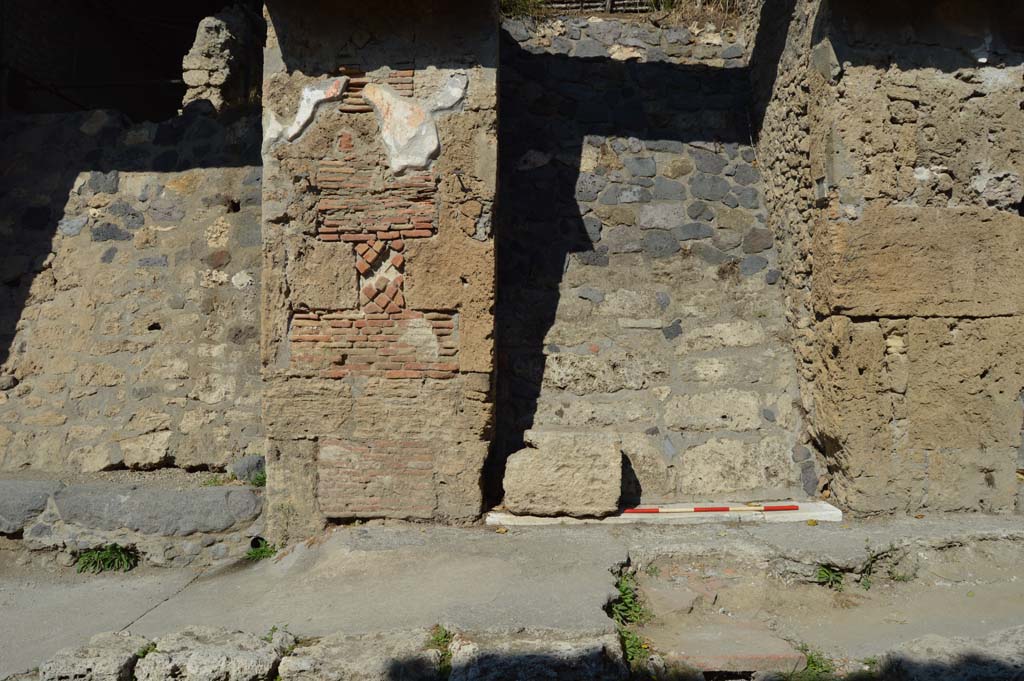 IX.13.5, on right, Pompeii. October 2017. Detail of doorway threshold, at west end, with pilaster dividing IX.13.4, on left.
Foto Taylor Lauritsen, ERC Grant 681269 DÉCOR.

