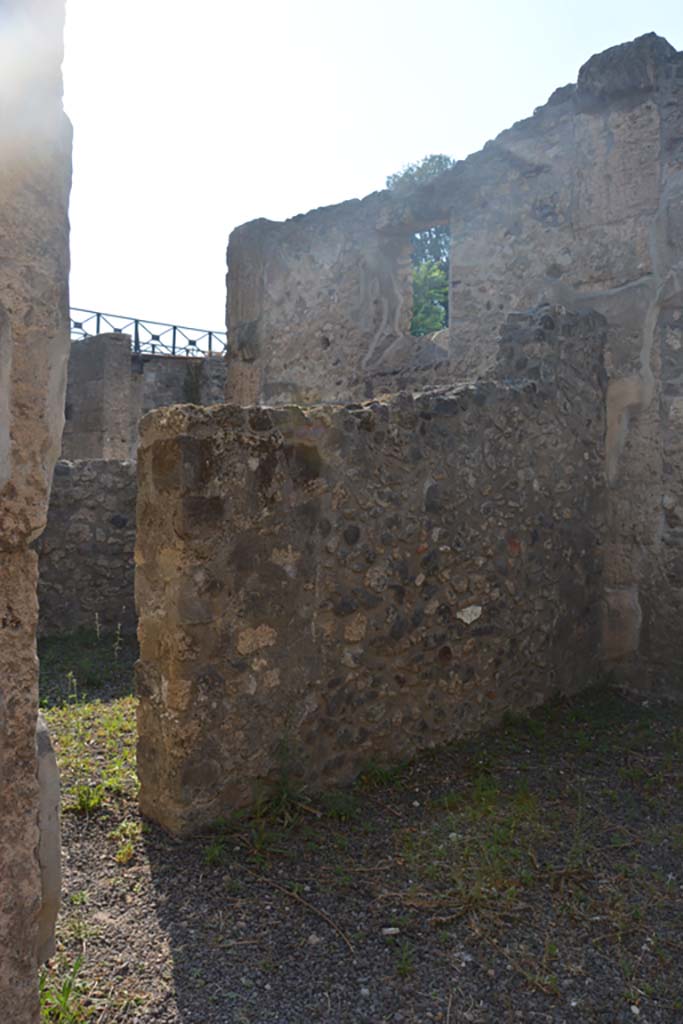 IX.14.4 Pompeii. July 2017. Triclinium 33, doorway in west wall into room 34.
Foto Annette Haug, ERC Grant 681269 DÉCOR.
