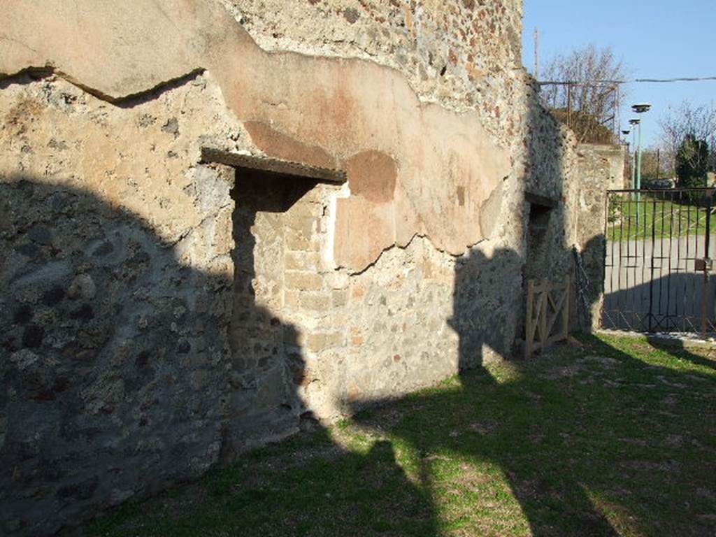 HGW24 Pompeii. December 2006. Doorways to rooms in north-east corner of peristyle.