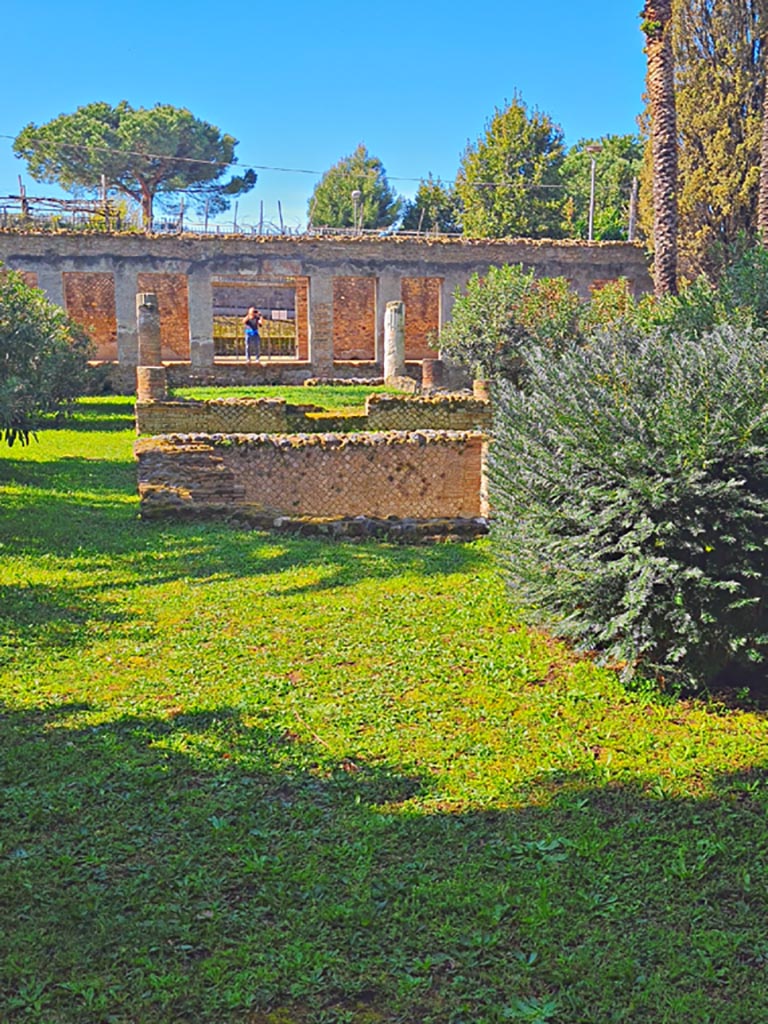 HGW24 Pompeii. March 2024. Looking west across garden. Photo courtesy of Giuseppe Ciaramella.