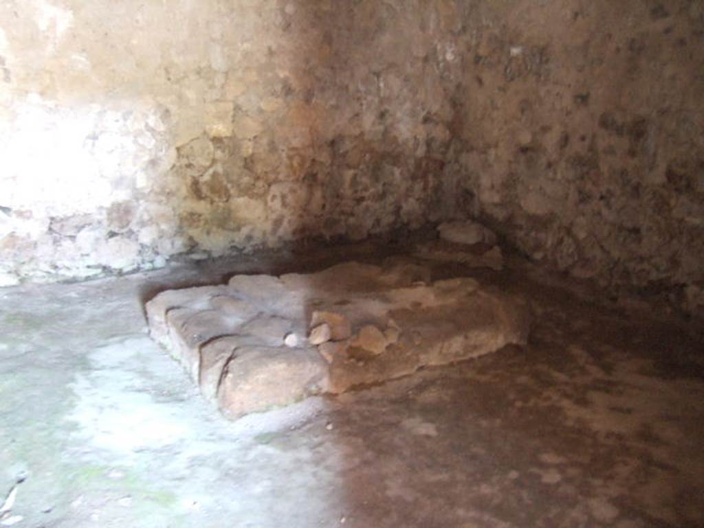 Villa Regina, Boscoreale. May 2006. Room II, hearth in centre of kitchen.