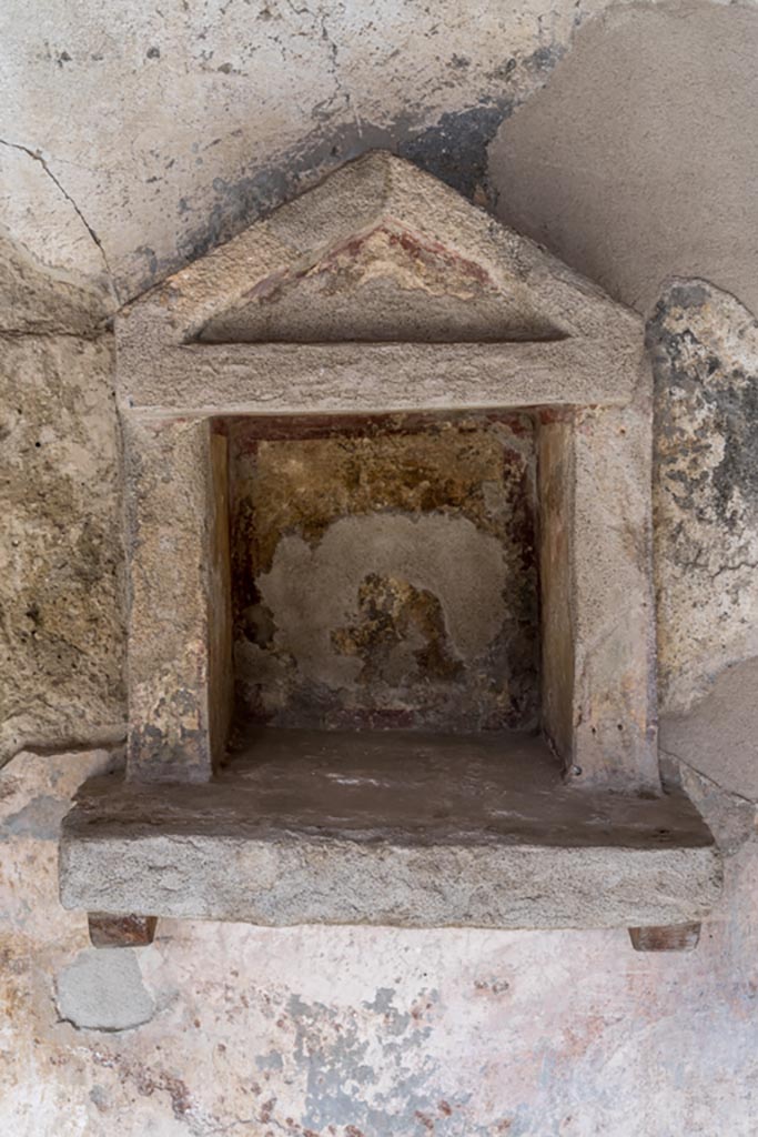 Villa Regina, Boscoreale. October 2021. 
Aedicula temple style niche L on west wall of portico VII. Photo courtesy of Johannes Eber.
