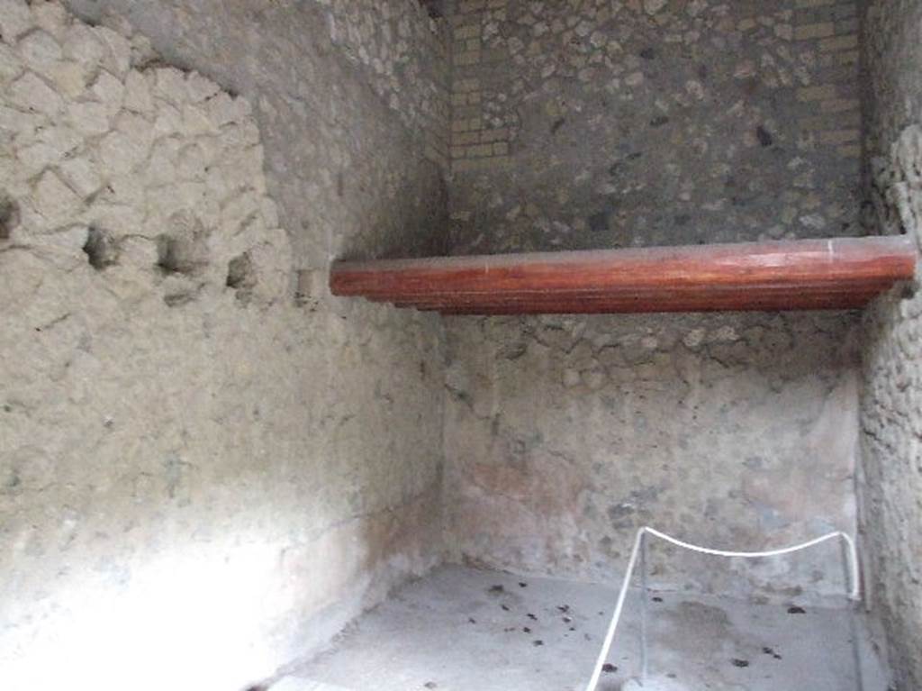 Villa Regina, Boscoreale. December 2006. Looking north towards reconstructed floor of “pergola” at upper level. Room VIII, the barn would have been below it.
